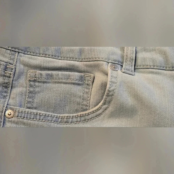 Style & Co., Size 10, Light Wash High Cuffed Capris - Picture 10 of 14